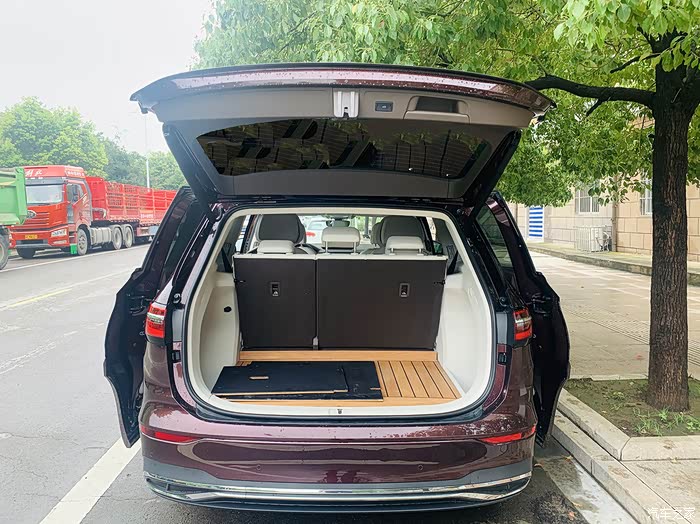 后备箱的开口和尺寸都很大,平时日常使用的话足矣满足需求,出远门的