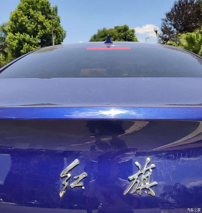 红旗的车标,在老一辈的眼里,那是地位的象征