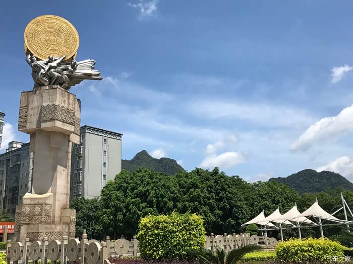 蓝天白云,阳光明媚,铜鼓广场的景色倍儿美