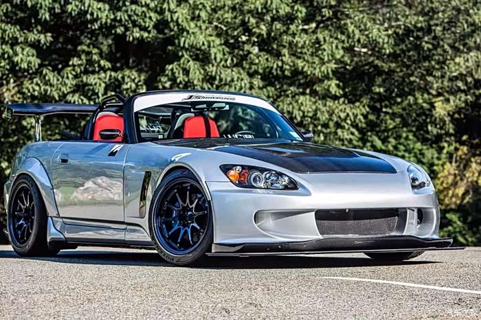 虽然不是冠军白,银色的本田s2000也很美!