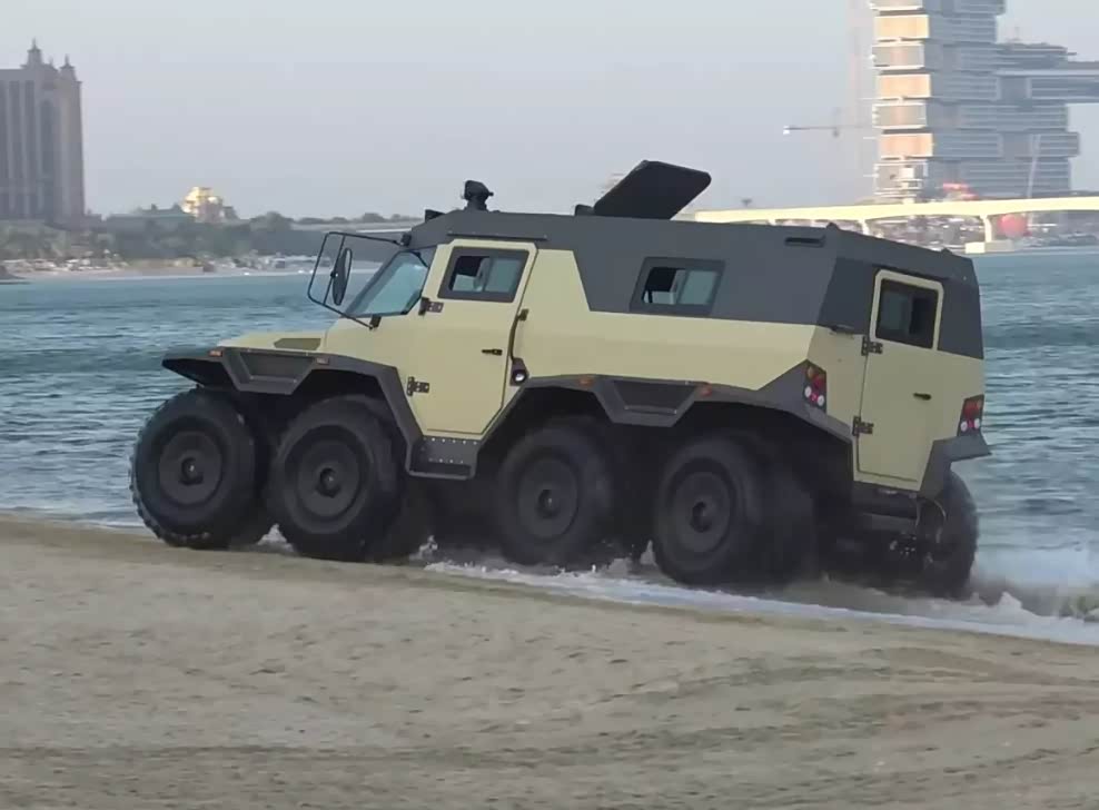 霸气十足的八轮越野车,性能强悍无比