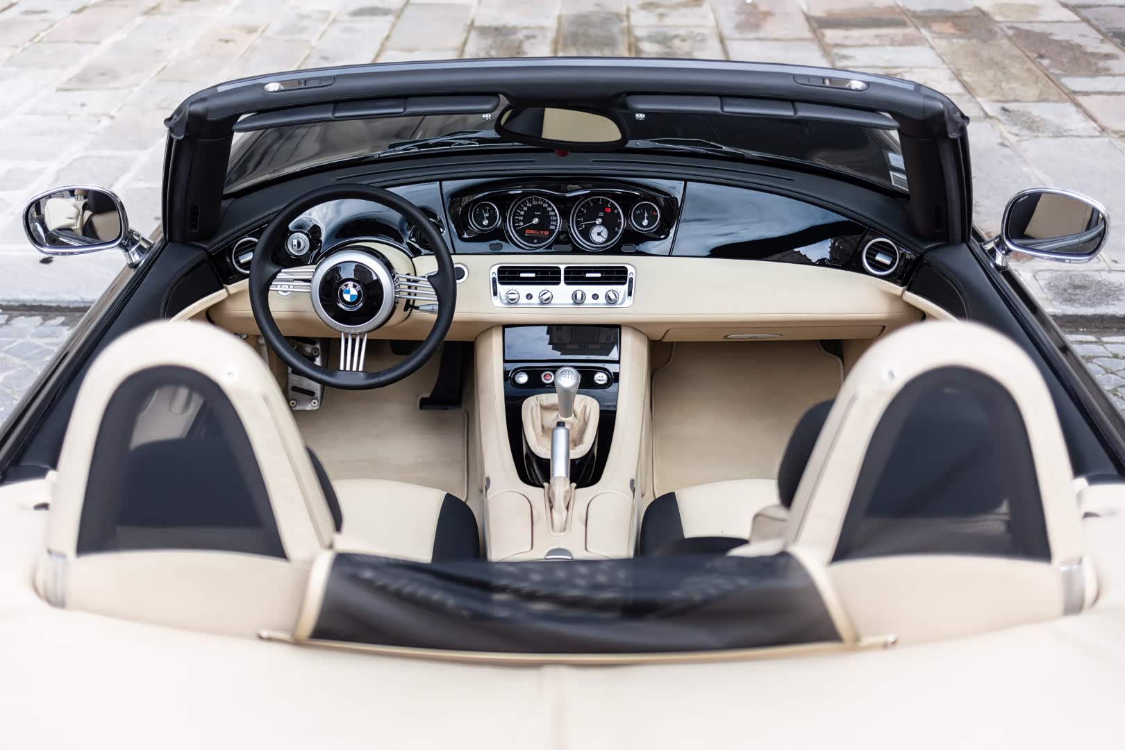 黑外浅内的宝马z8,线条十分优美.