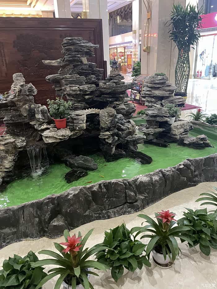 酒店大堂的假山,入门可见,非常不错