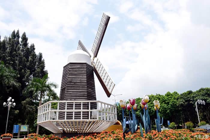 荷兰花奔小镇门口代表这爱的风车,将爱吹向远方