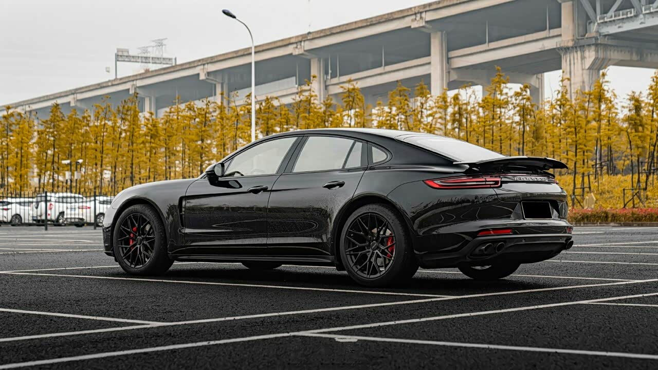 黑色的保时捷更体现了它的运动气息