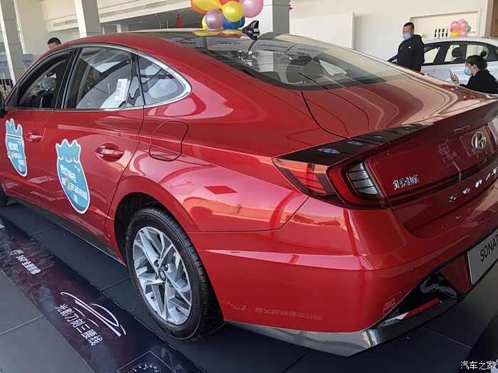 第十代索纳塔,上市以来备受关注,主打颜色是红色,今天见到了小红本尊