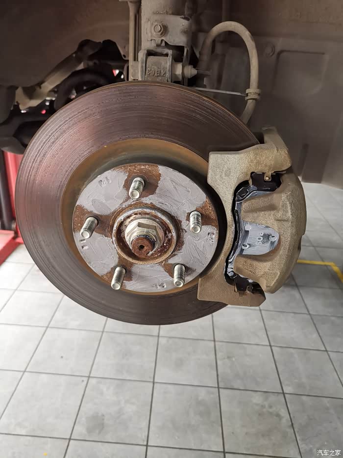 12万公里在途虎养车工厂更换博世刹车片刹车油防冻液