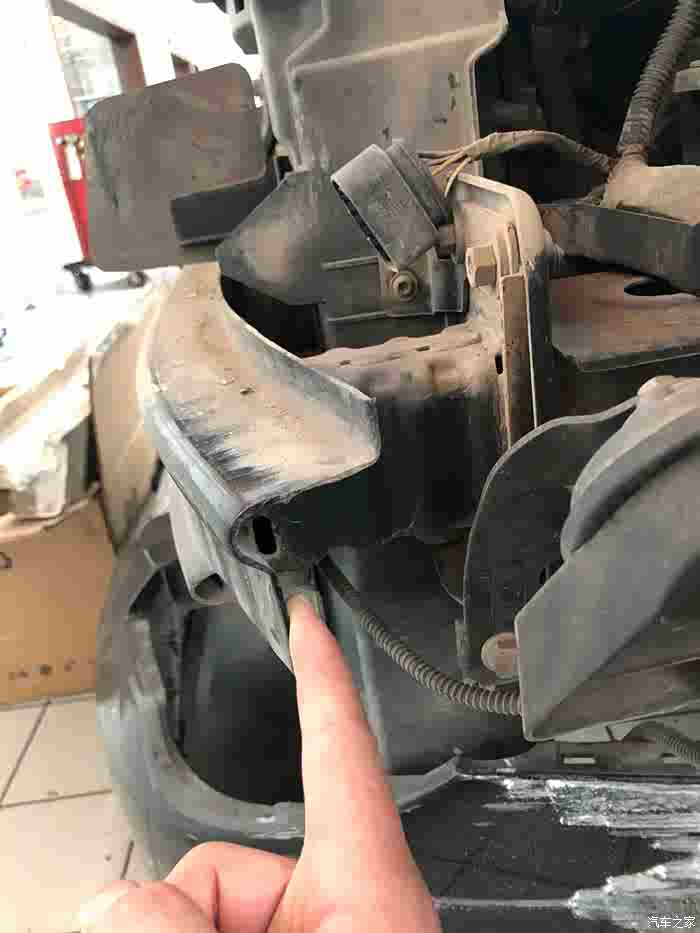 看了看老款迈腾防撞梁挺厚啊