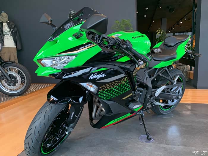 晒饭君补作业zx25r到店实拍铃木刀800公里试驾