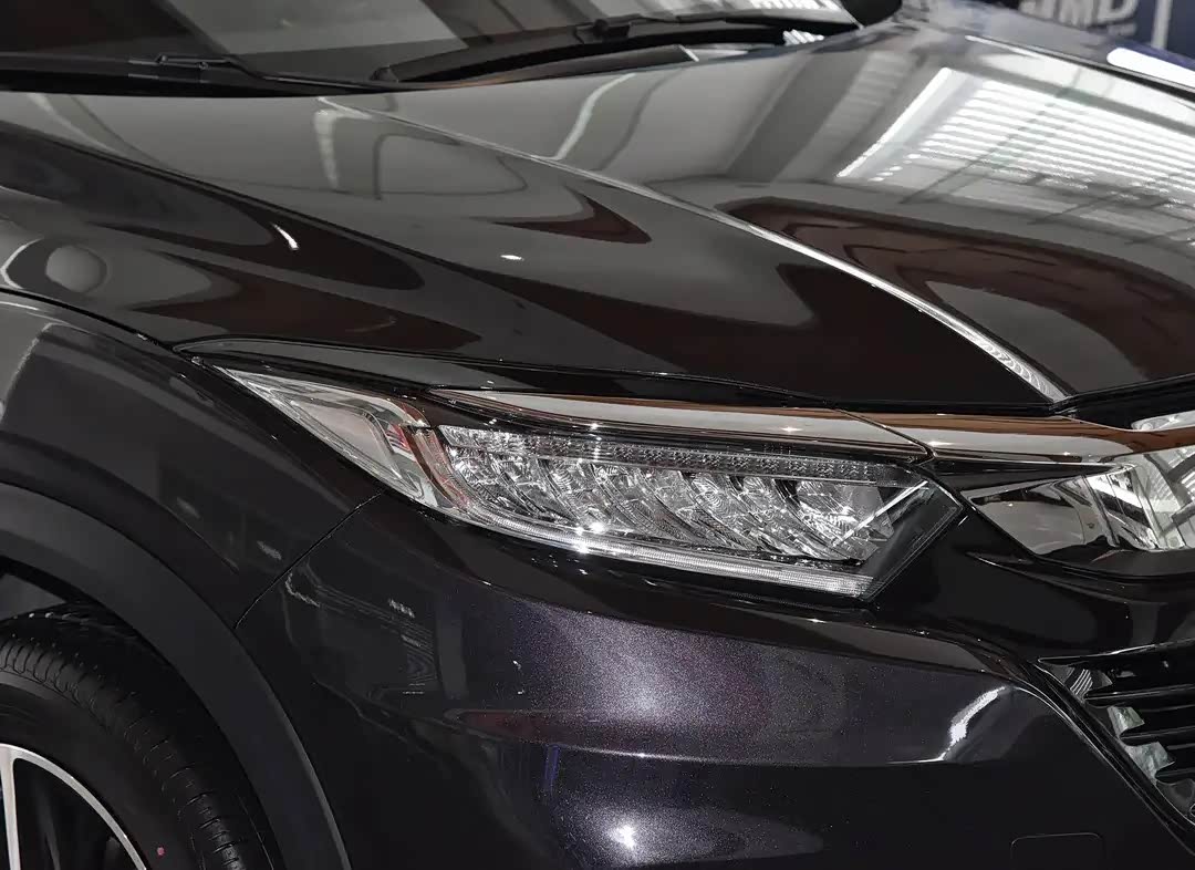 和尾部棱角分明的熏黑大灯布局,形成了很好呼应效果