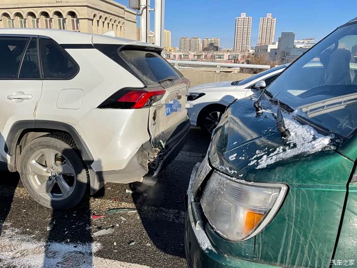 被追尾了,荣放尾门据说5000 了