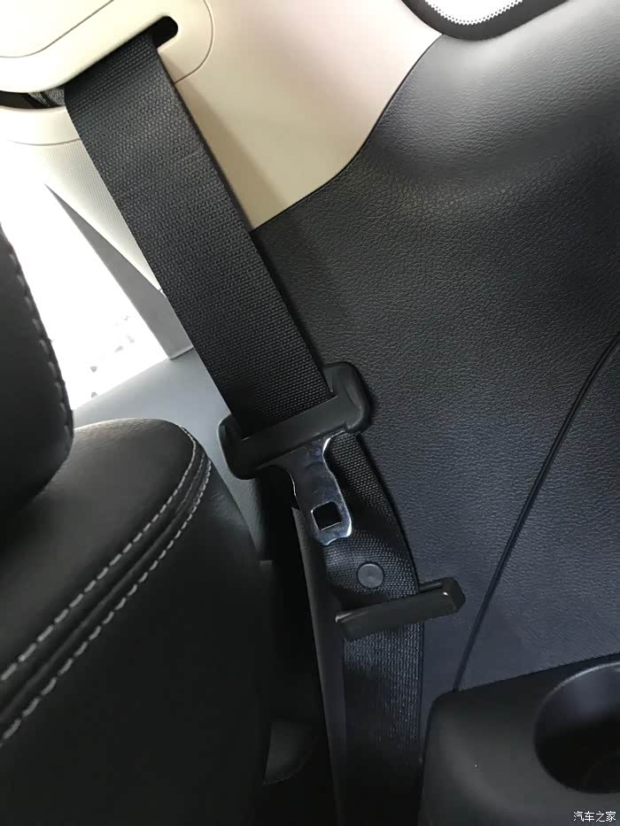 第二排座椅的安全带卡槽,都是一些很贴心的小细节.