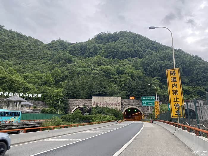 秦岭深度游丨骑行秦岭突遇暴雨摩托闯关高速穿越终南山隧道