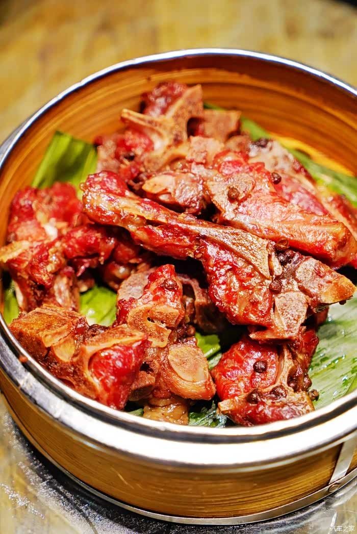 手抓秘制腊龙骨一般很少能在餐厅吃到蒸腊排骨.超级赞.