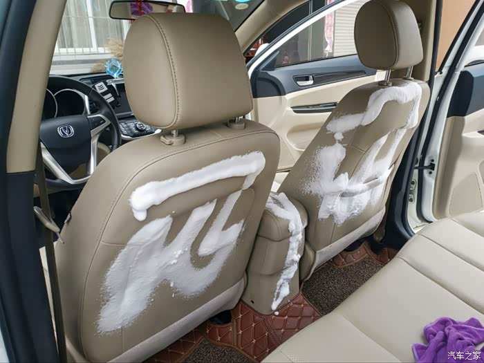 爱车护理,自己动手清洁小逸内饰.