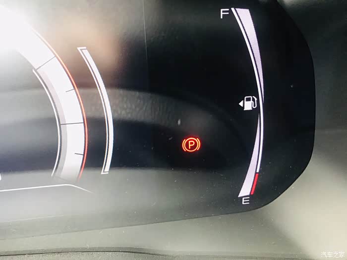 车辆熄火,自动电子手刹系统启动!