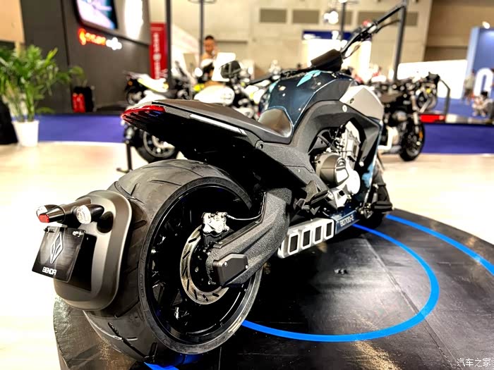 车展看摩托国产四缸大魔鬼奔达燎700