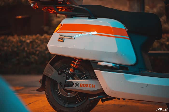 灰常电瓶车夏至未至骑小牛nqi顶配版感受城市夜晚的宁静