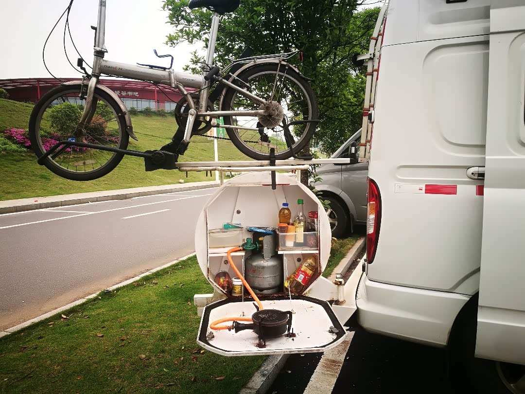 大通房车之备胎厨房房车达人之房车改装