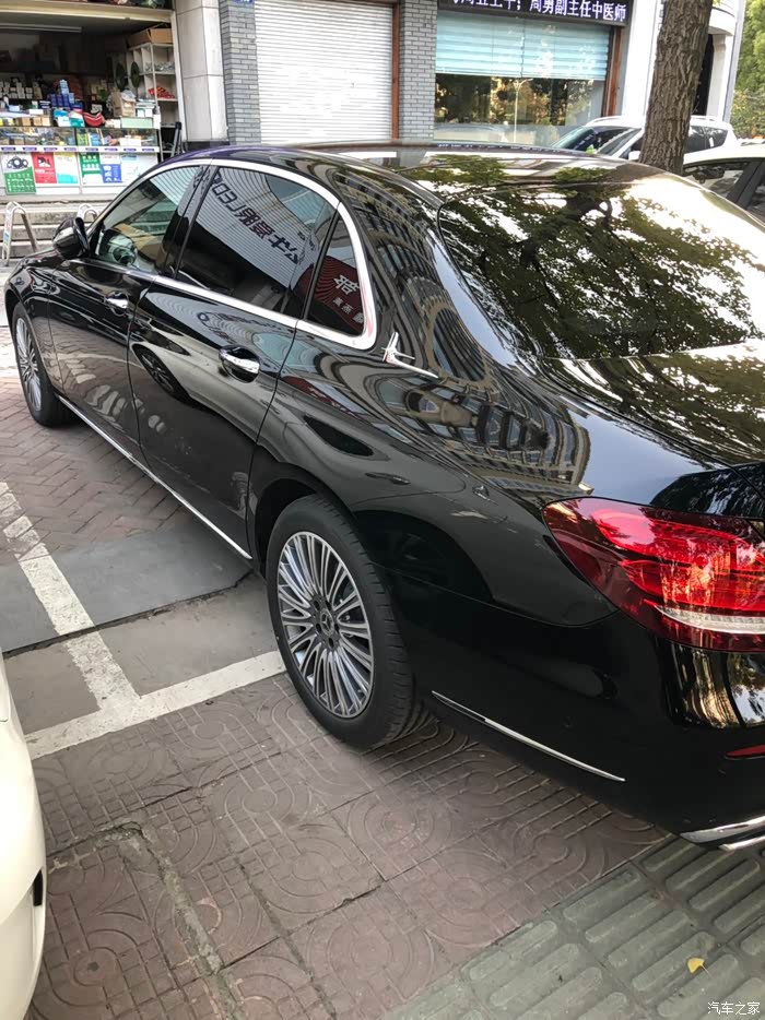 【图】小区停车场遇到20款e300,太帅了,还没上牌_奔驰e级论坛_汽车之