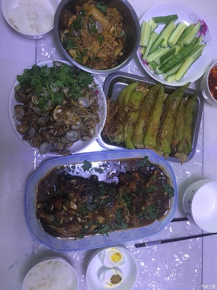 大桌子美食全部做好,接下来就准备开吃了.
