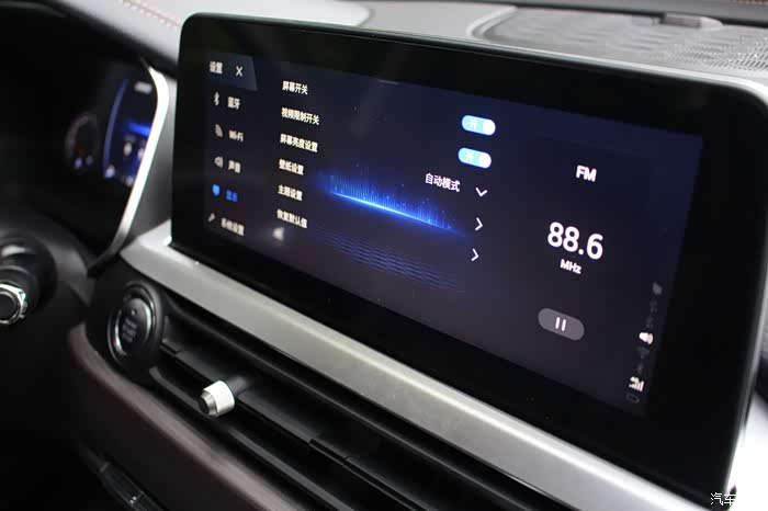 悬浮式的大屏幕,信息满满