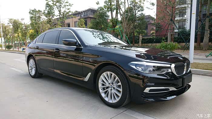 拥抱蓝天白云2020款530li尊享豪华宝石青提车作业