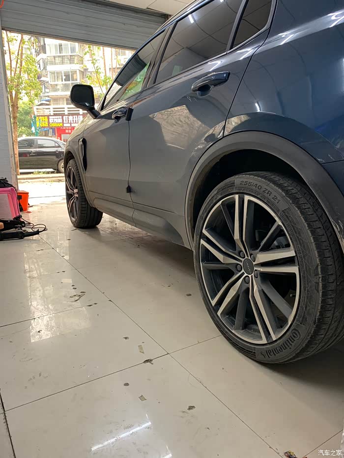 领克01型pro换轮胎.