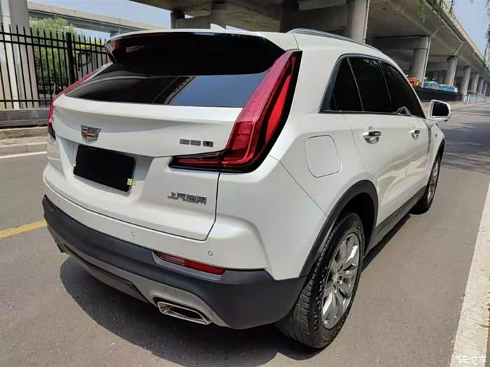 出一台凯迪拉克xt42020年两驱领先型