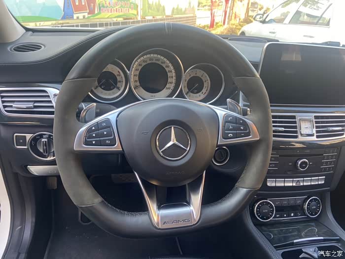 卖车还原出一个奔驰c63amg方向盘总成