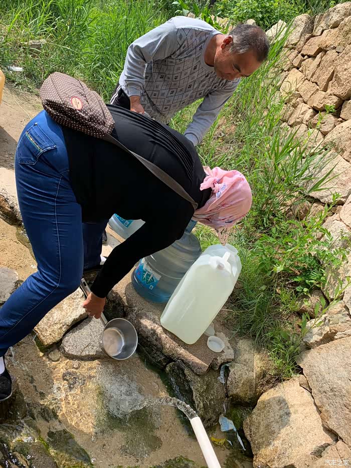 用水漂舀水喝,甘甜甘甜的