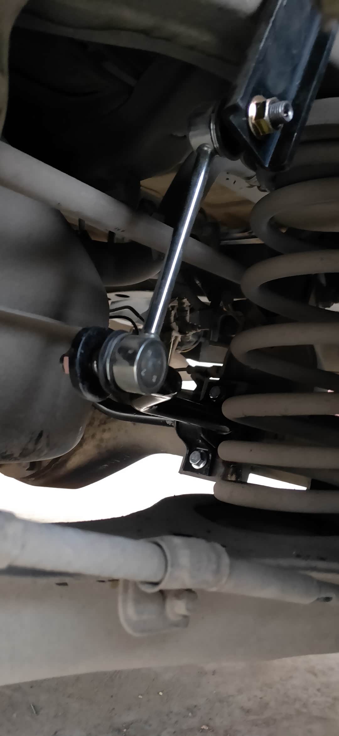 16款驭胜s350安装后桥稳定杆平衡杆
