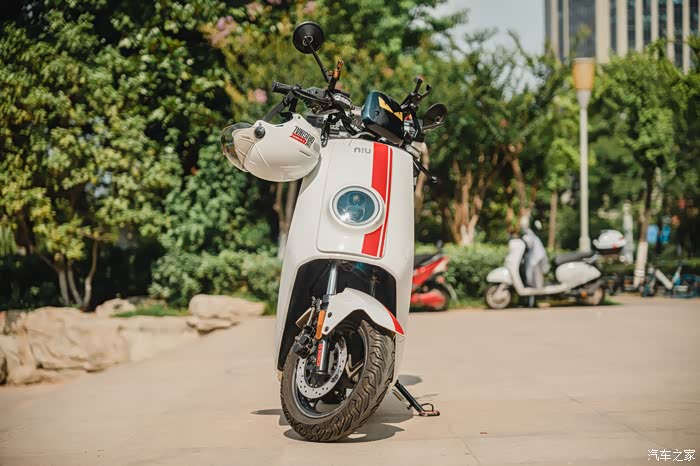 小小电瓶车骑着小牛nqipro感受炎热夏季天鹅湖的阳光沙滩