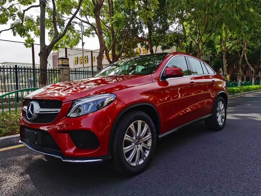 奔驰gle轿跑,红色的好像不多见!