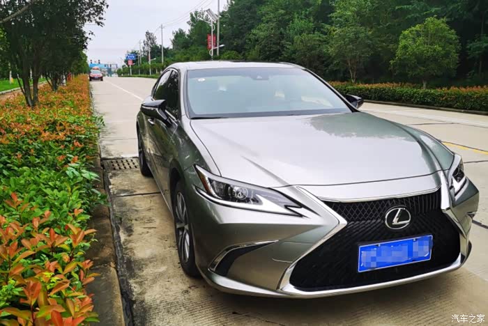开了半年高颜值的es200依然期待雷克萨斯