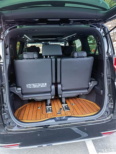 后备箱,放两个箱子一点问题没有.