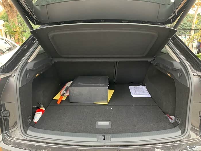 虽然是溜背造型,但是后备箱的空间一点儿也不差