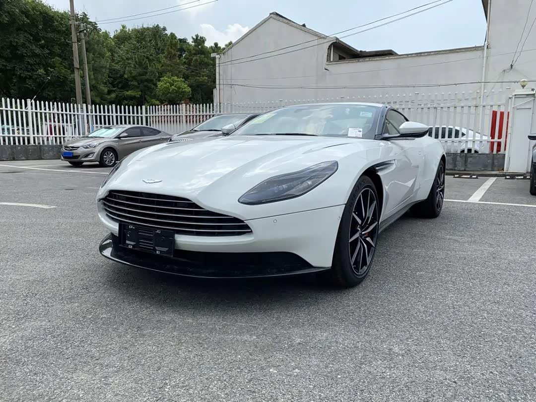 阿斯顿马丁 db11 v8,月光白外观非常美