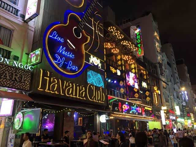 越南经济中心胡志明最热闹的酒吧街都说越南盛产美女