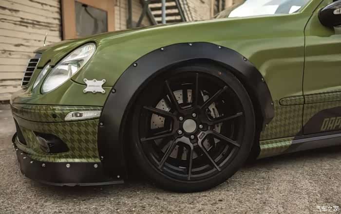 在你看来这是一台改的不伦不类的奔驰e55amg吗