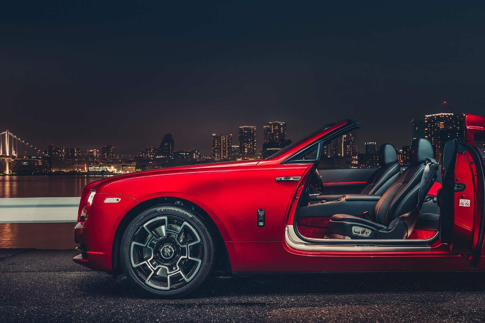 红色的劳斯莱斯夜幕中更加诱人