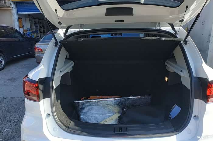 后备箱的空间很大