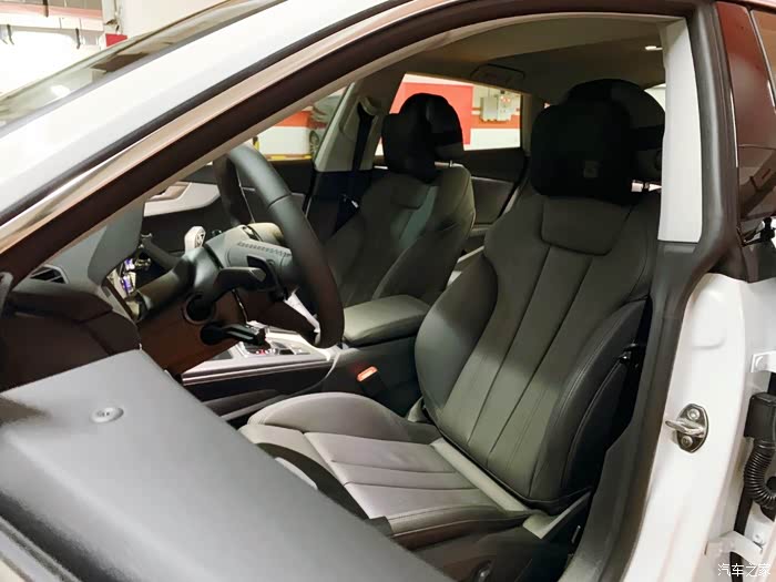 2021款奥迪a5 s白色的魅力,内饰豪华,空间宽大,帅气