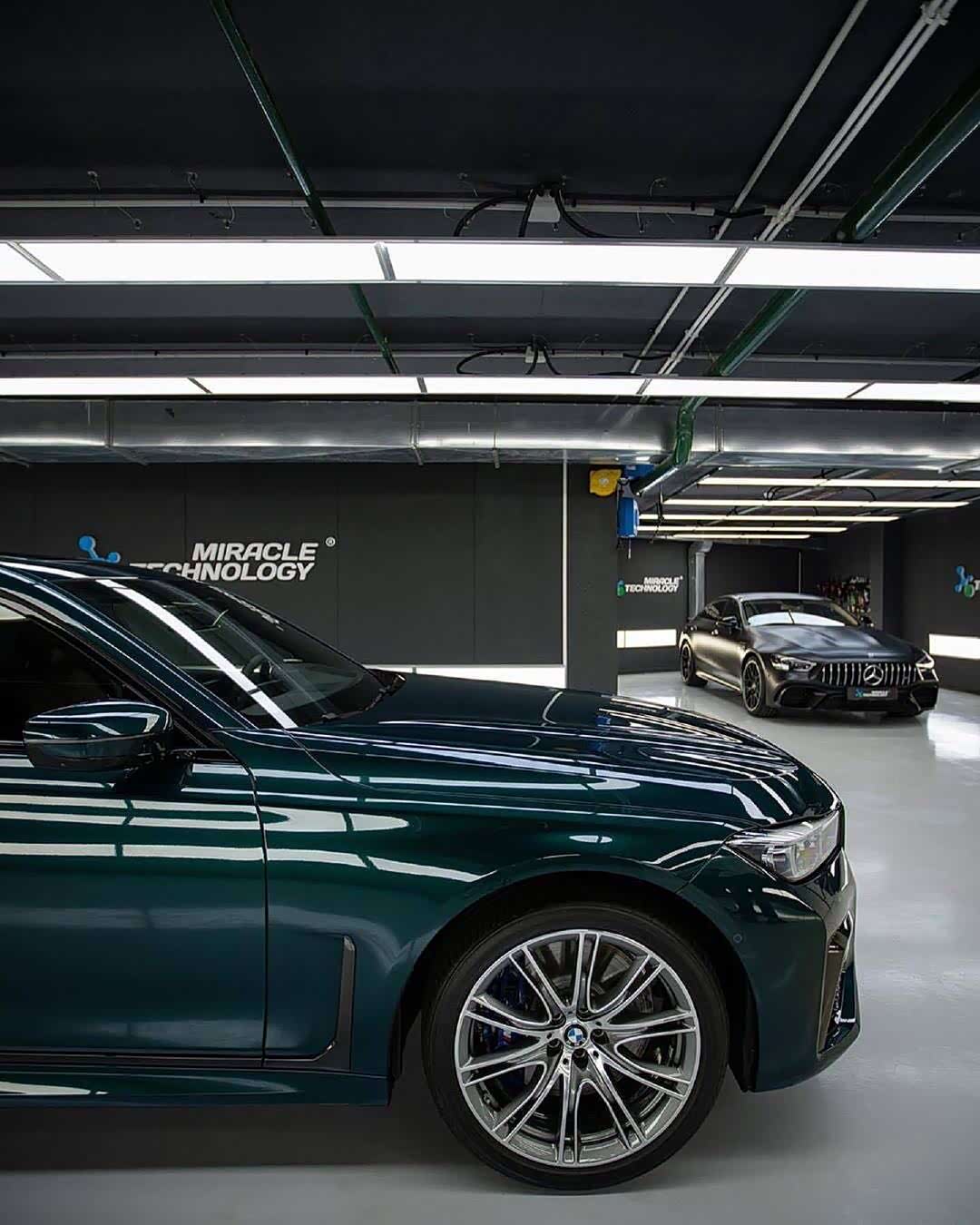 这台宝马7系的车身颜色和奔驰s级的祖母绿能不能打一下