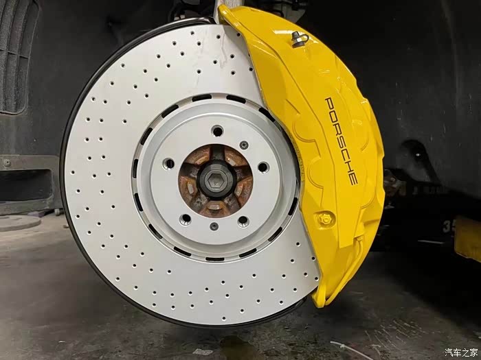 新款保时捷卡宴升级选装10活塞卡钳