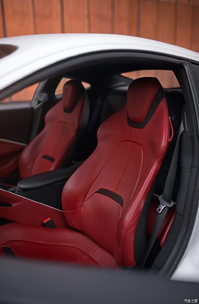 白色的法拉利ferrari,搭配了红色的座椅,后面看去很帅气