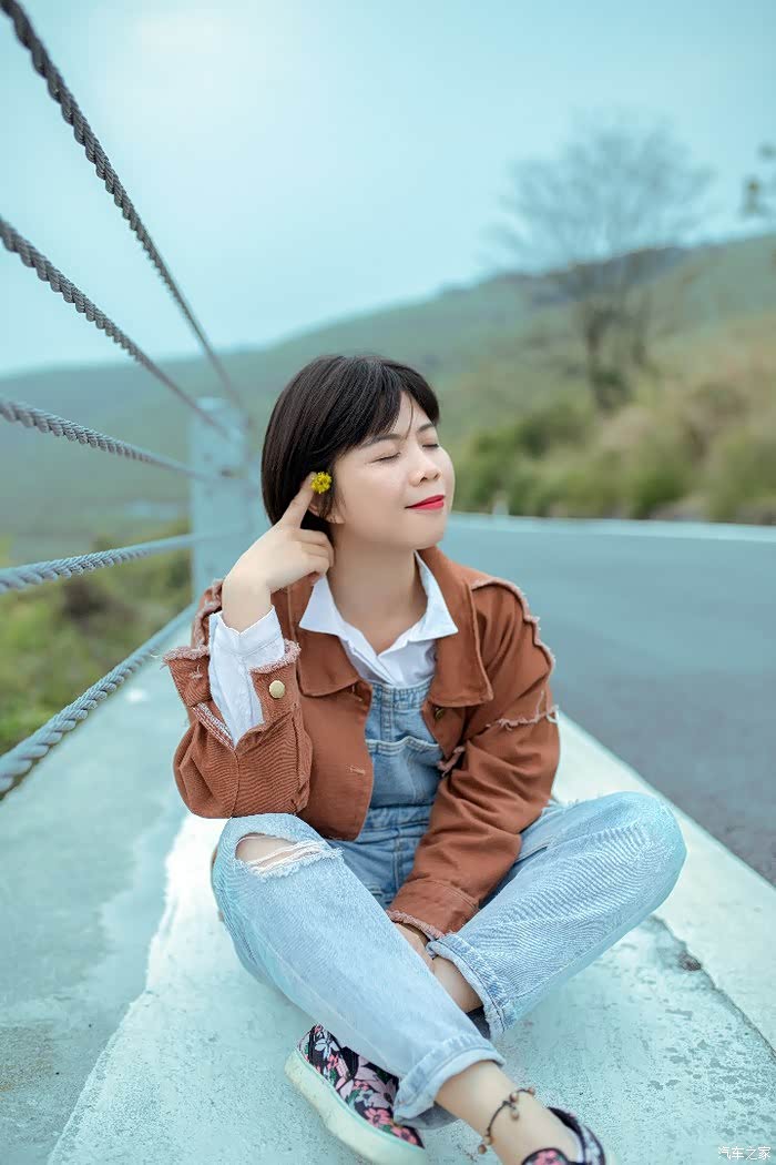 哪吒与我同行过年带女朋友回家路边拍照留念