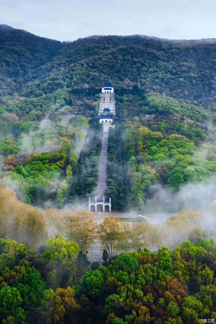 钟山风景名胜区蜿蜒起伏,宛如游龙,云雾缭绕犹如仙境.