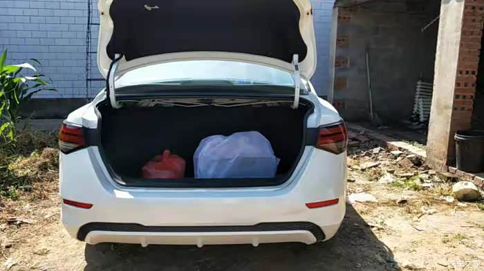 最满意的就是轩逸的空间了,超大的后备箱特别的使用