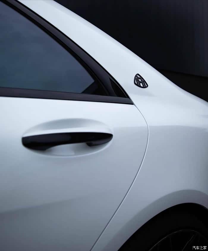 奔驰s级用最简单的黑白配色展示出最酷的车身!